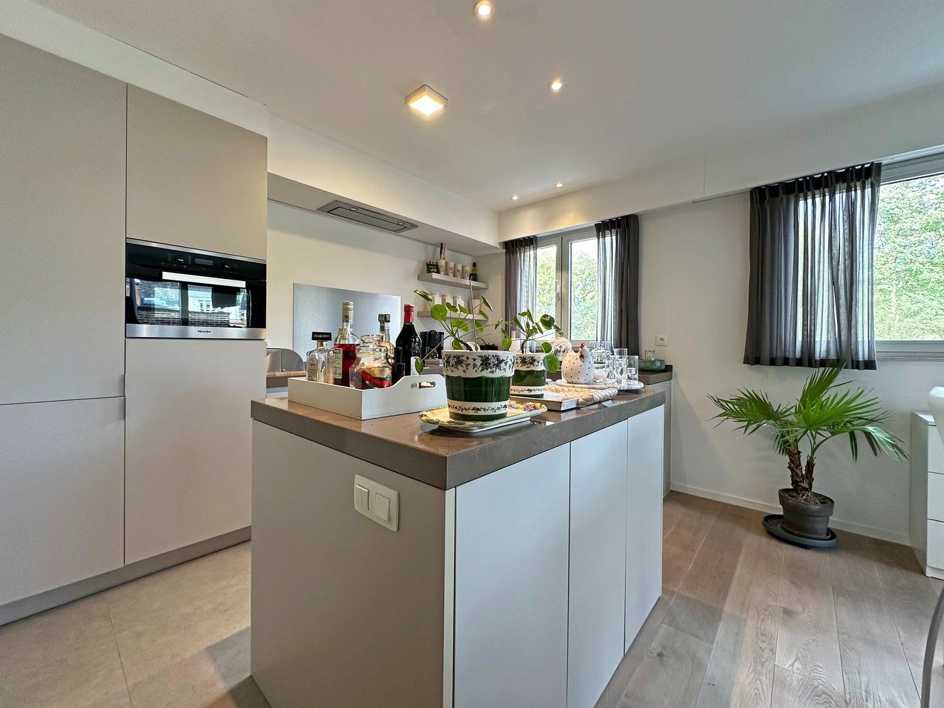 Luxueus appartement op een rustige centrumlocatie te 's Gravenwezel. foto 3