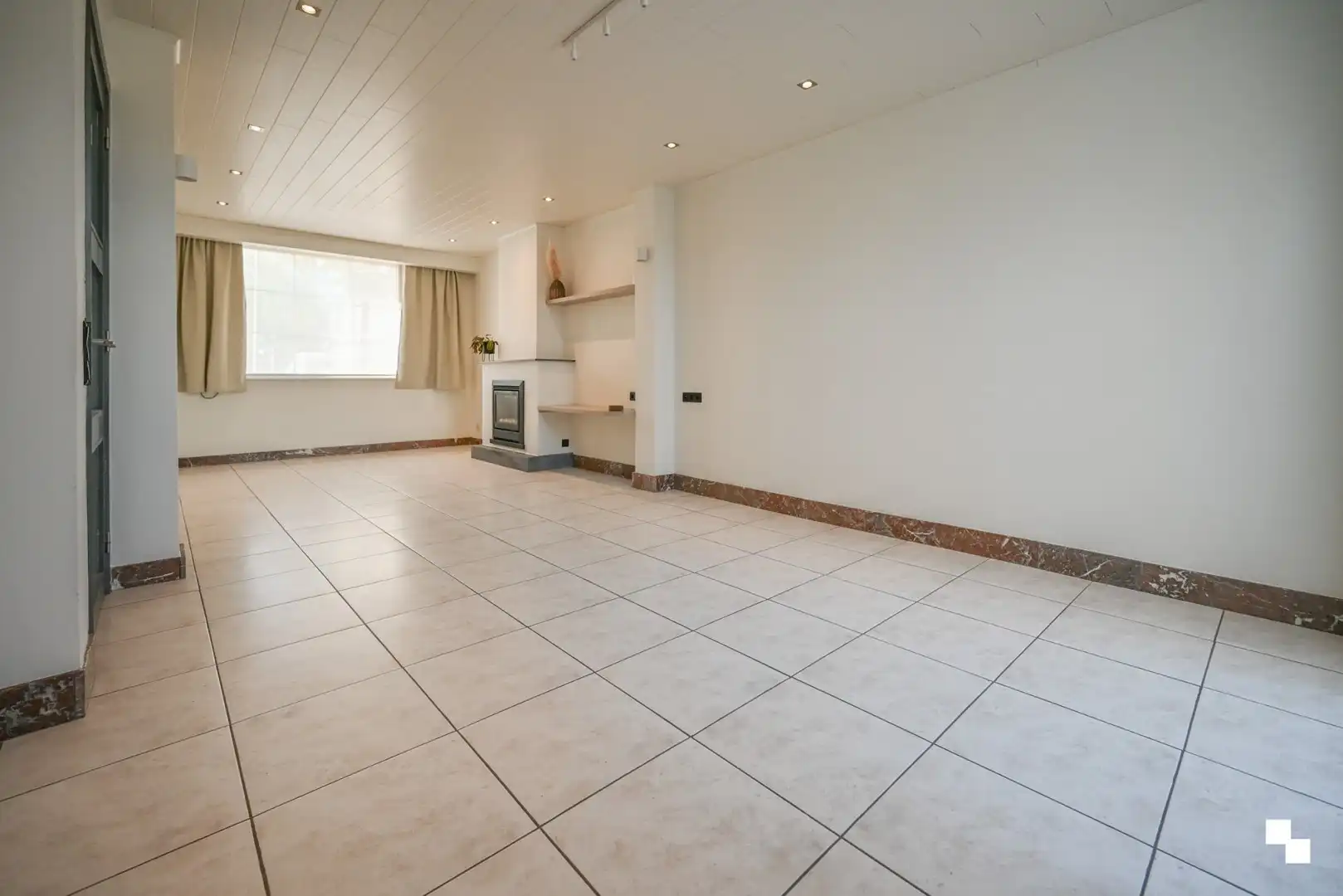 Rijwoning met uitweg achteraan en ruime garage te Izegem foto 5