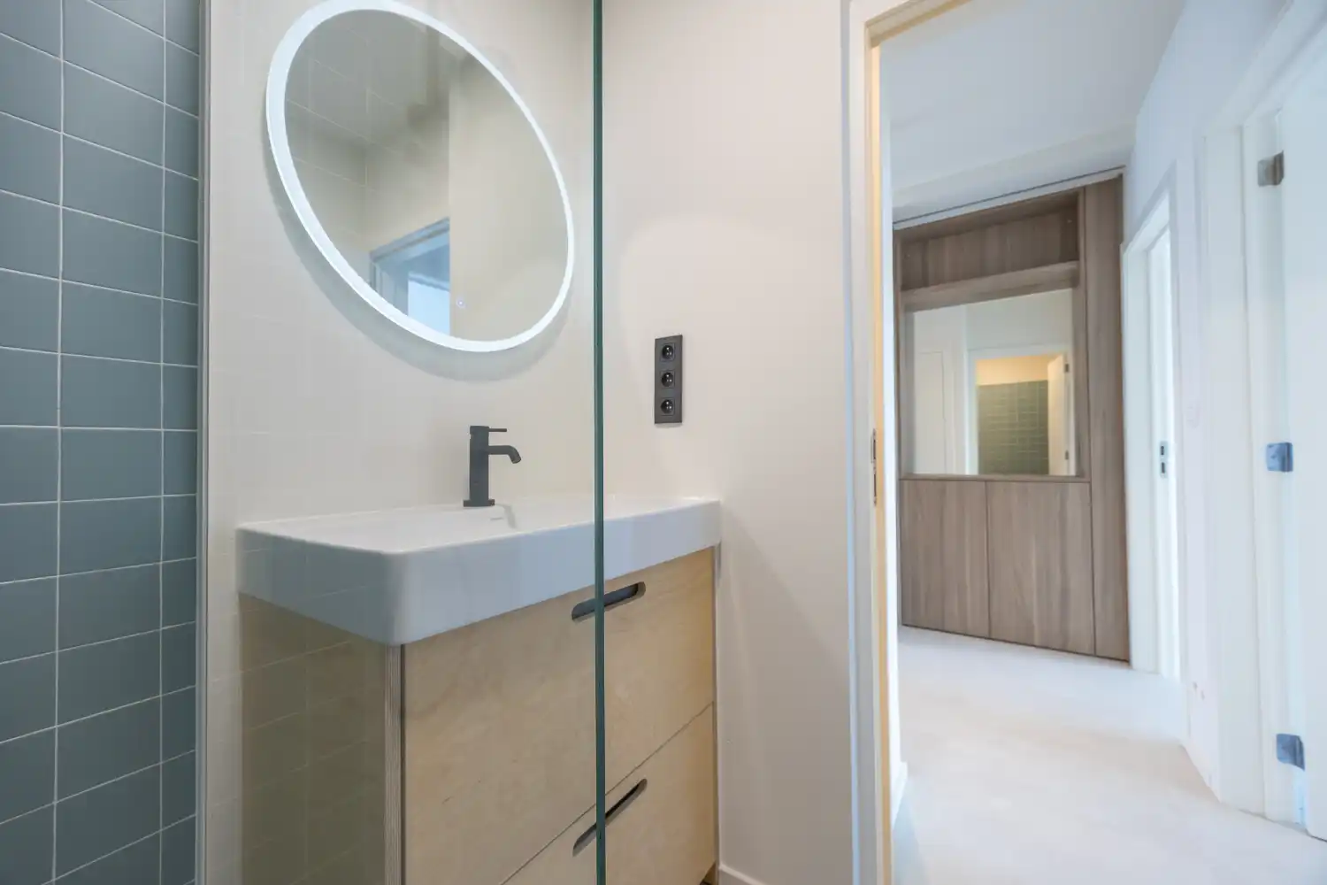 Gerenoveerd 2-slaapkamerappartement met frontaal zeezicht foto 24