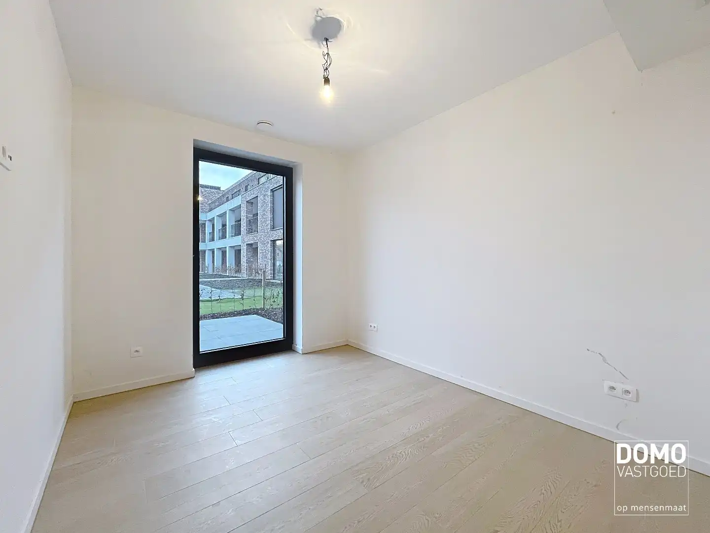 RUIM TWEE SLAAPKAMER APPARTEMENT MET TERRAS, LIFT EN AUTOSTANDPLAATS IN CENTRUM KERMT foto 6