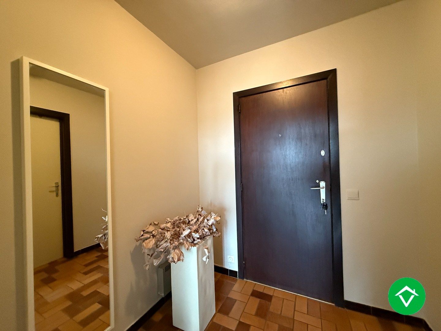 Appartement met twee slaapkamers, terras en autostaanplaats te Roeselare foto 2