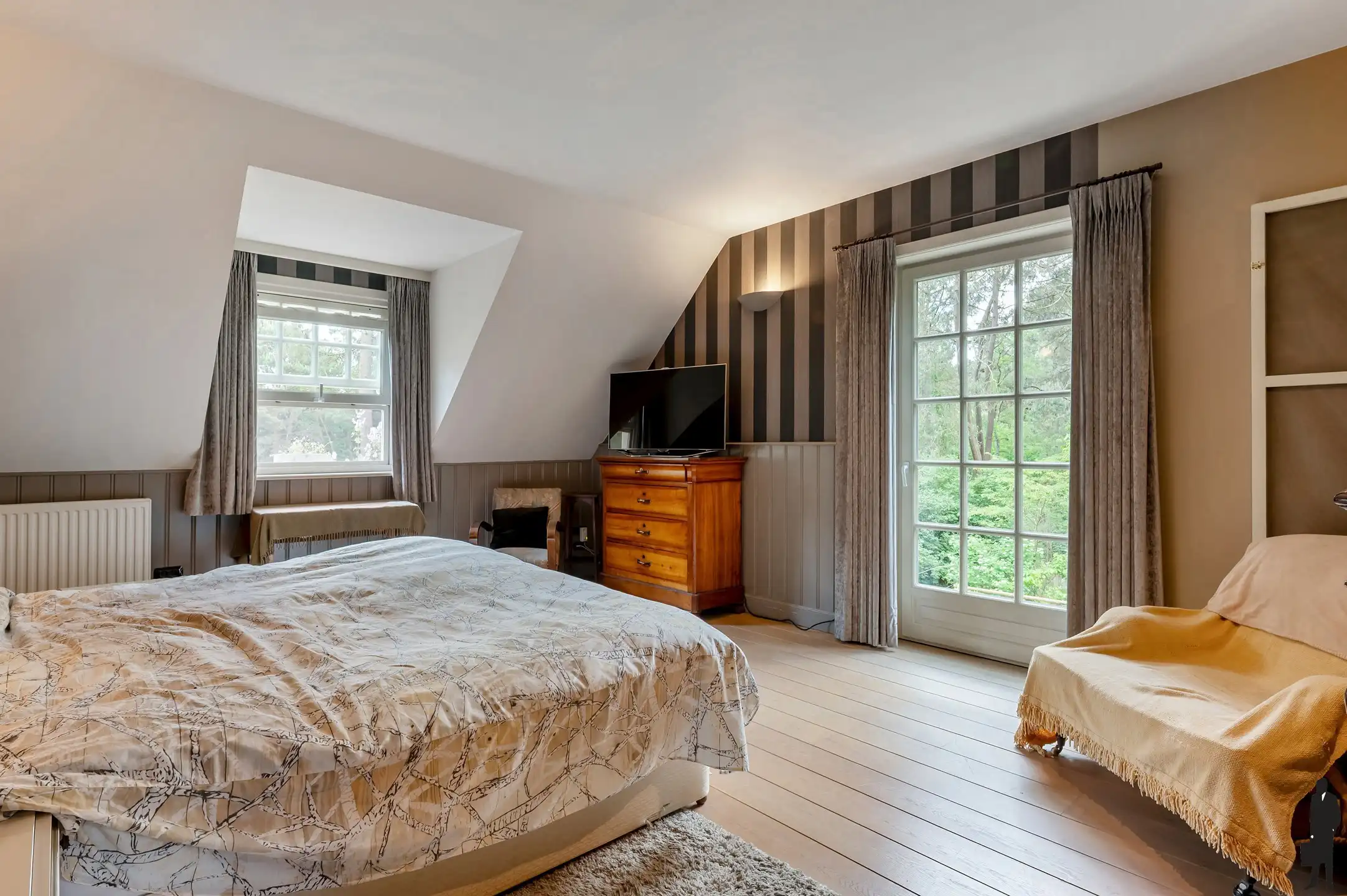 Exclusieve en uniek gelegen Engelse cottagevilla met orangerie, zwembad en aanpalende bouwgrond op ca. 1,1 ha in bosrijke omgeving. foto 12