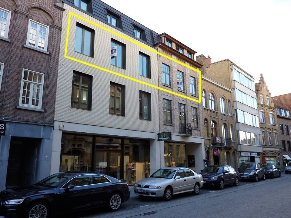 RUIM APPARTEMENT MET 3 SLAAPKAMERS EN RUIM TERRAS IN CENTRUM IEPER foto {{pictureIndex}}