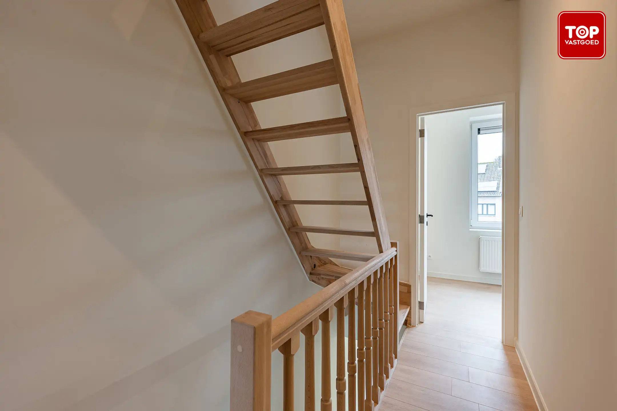 Totaal gerenoveerde woning met 3 slaapkamers, tuin en garage.  foto 16