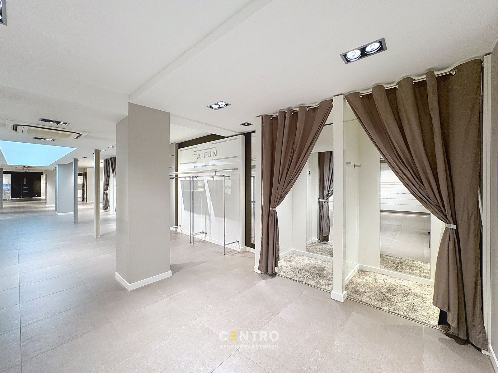 Handelsgelijkvloers op TOPligging (Grote Markt/Ooststraat) te Roeselare! foto 6