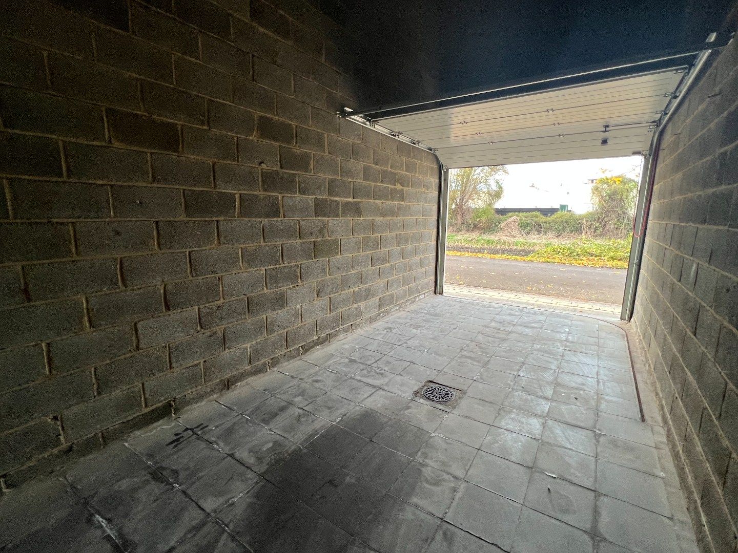 GARAGEBOX GELEGEN NABIJ CENTRUM IEPER foto 3