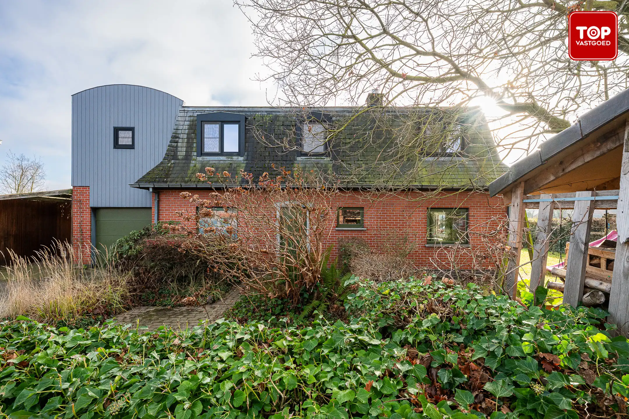 Karakteristieke woning  met 3 slaapkamers en 2 badkamers op riant perceel. foto 2