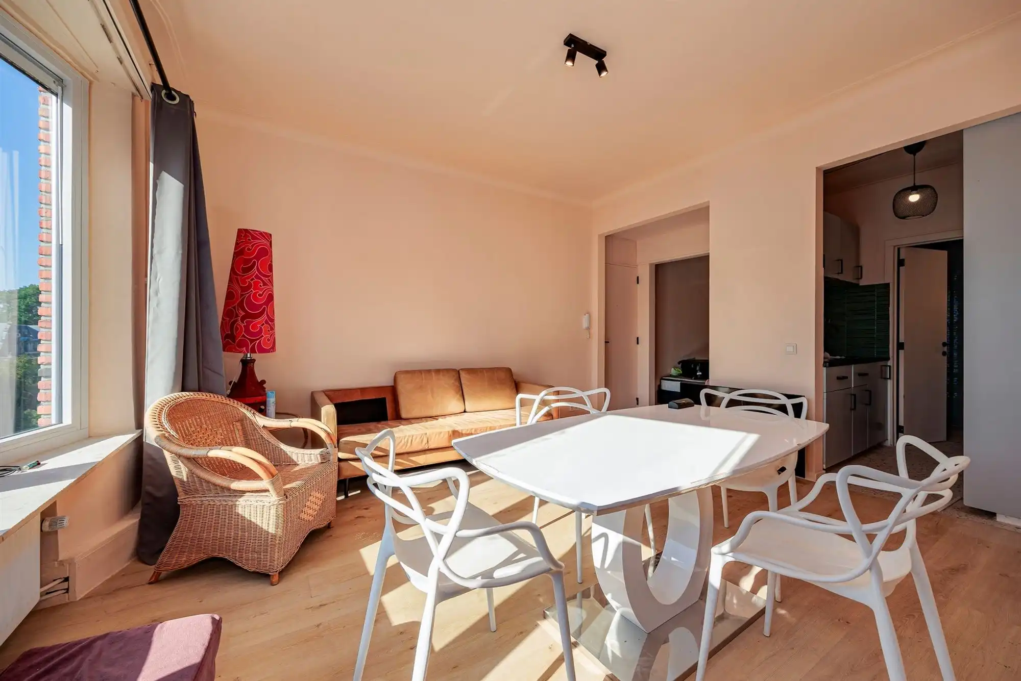 Gerenoveerde en lichtrijke studio met open uitzicht foto 2