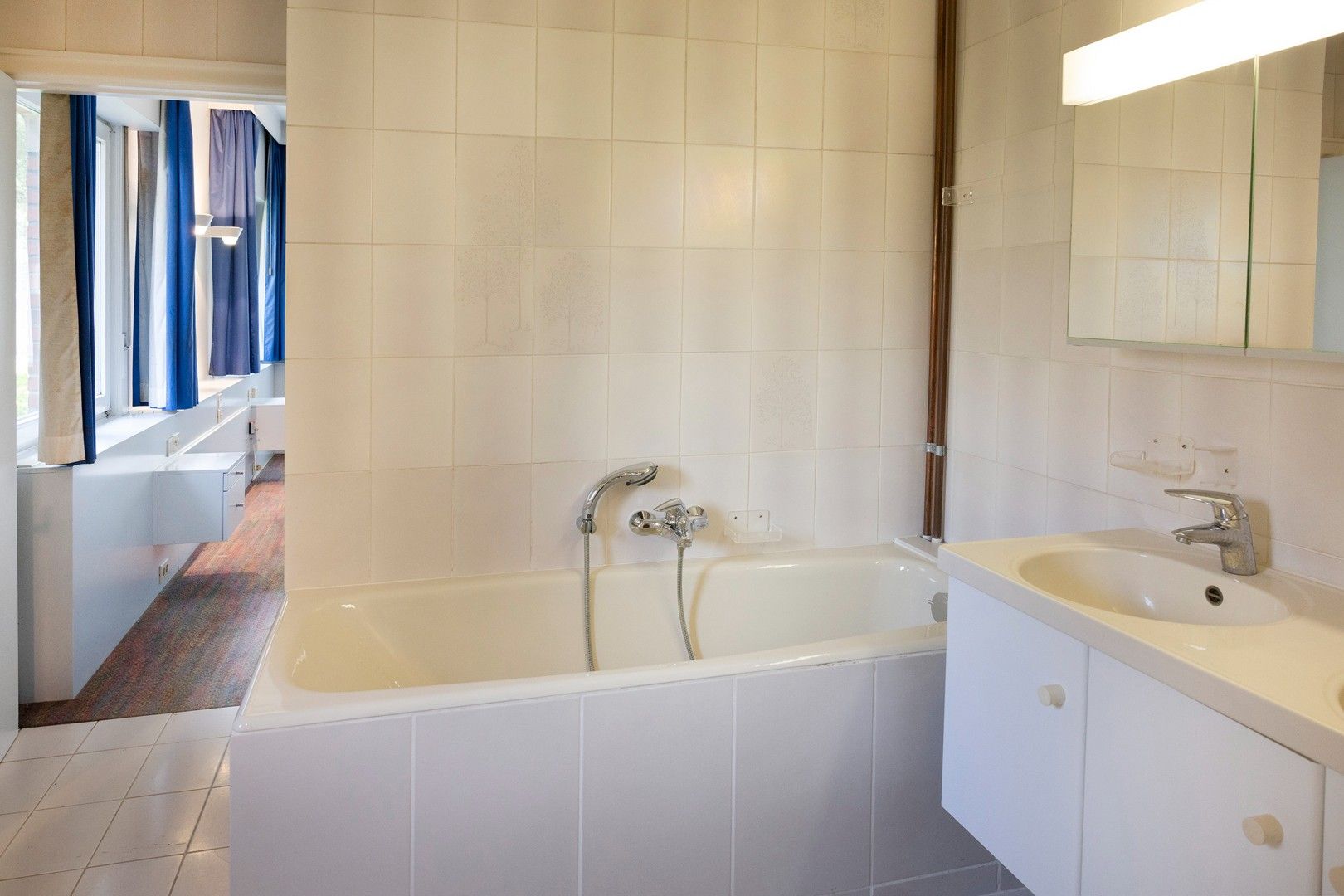 Statige villa met 5 slaapkamers en mooie, volwassen tuin. foto 15