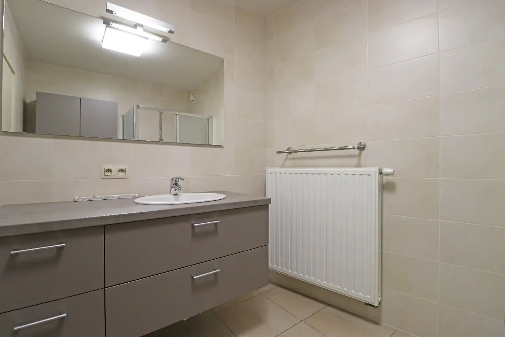 Lichtrijk appartement met carport foto 7