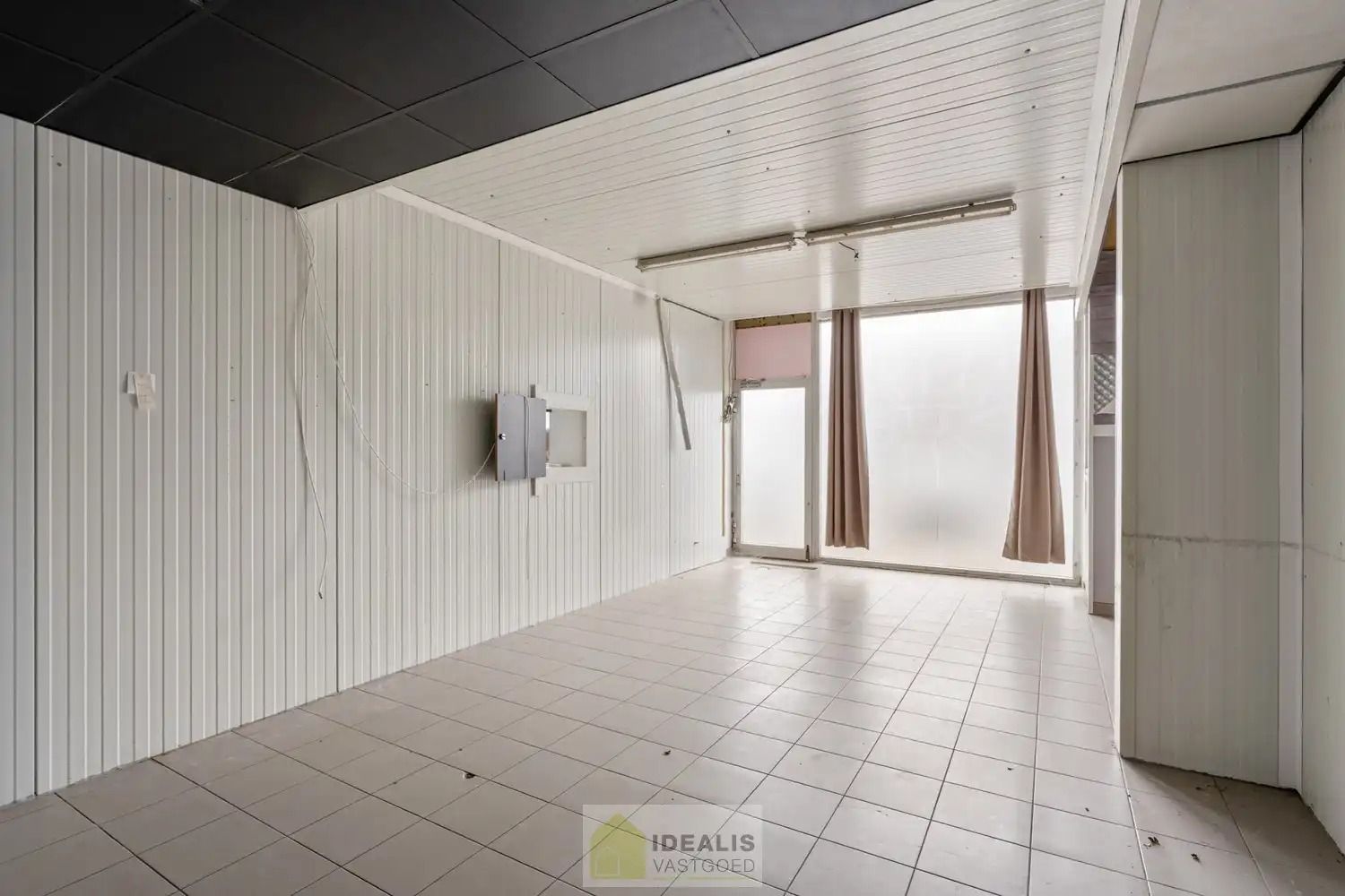 IDEALIS VASTGOED -  INVESTERINGSEIGENDOM BESTAANDE UIT 2 GELIJKVLOERSE HANDELSPANDEN EN 5 BOVENLIGGENDE APPARTEMENTEN IN HET CENTRUM VAN PELT! – te renoveren investeringseigendom op een toplocatie in Pelt (Neerpelt). Gelijkvloers 2 handelspanden, op de 1ste verdieping een 3 slpk.-appartement, 2de verdieping een 3 slpk.-appartement en een 1 slpk.-appartement en op de 3de verdieping een 3 slpk.-appartement en een 1 slpk.-appartement. Geschikt voor zij die zoeken naar een interessante investering in het centrum van Pelt. foto 8