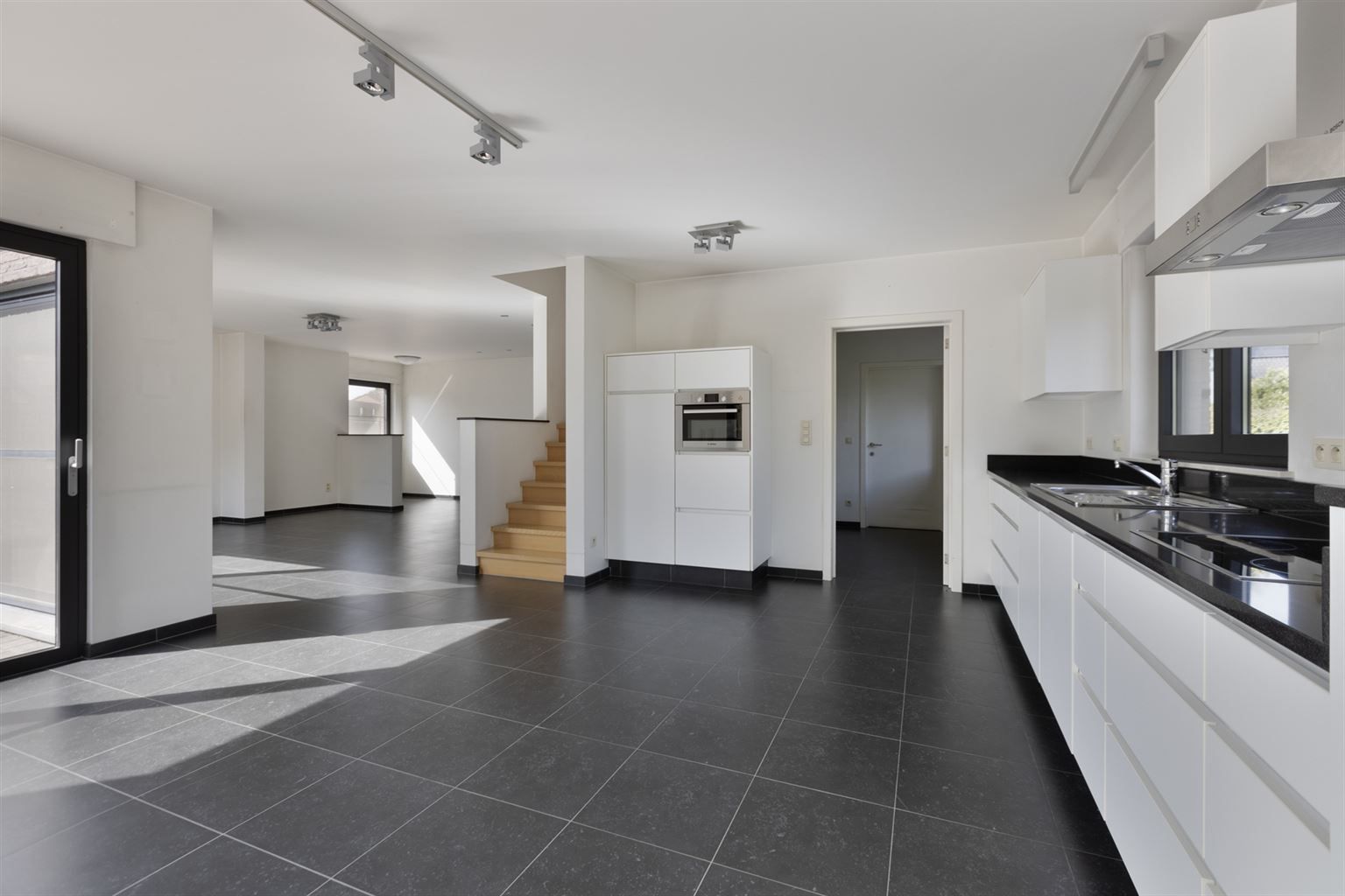 Instapklare, vrijstaande woning op 5a14ca. Voorzien van 4 slaapkamers en een inpandige garage op een rustige locatie in Kinrooi.  foto 8