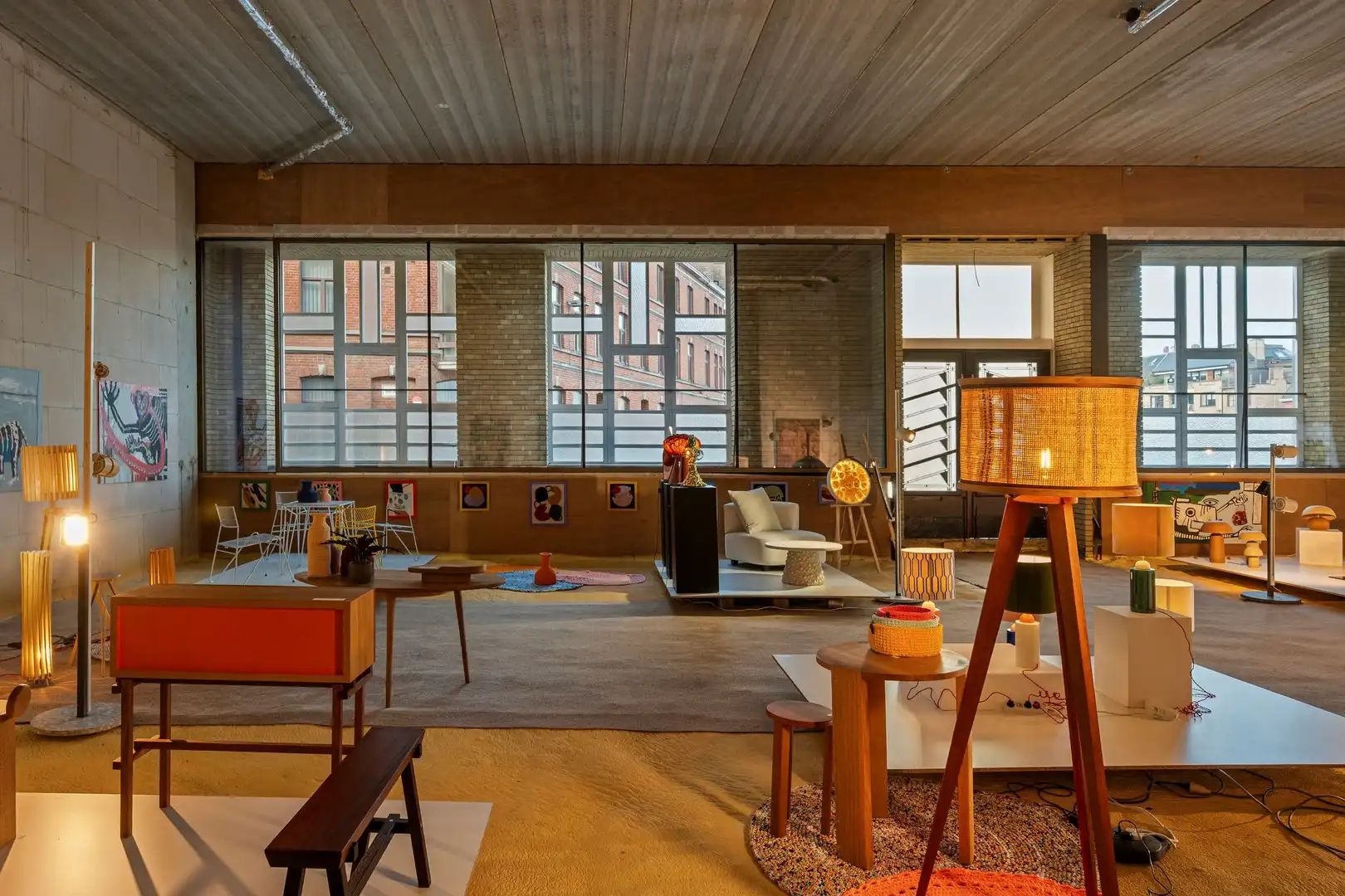 Unieke casco handelsruimte van 125m² op een topligging aan de Broeltorens in Kortrijk foto {{pictureIndex}}