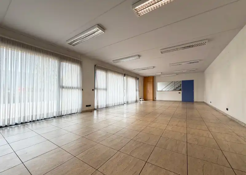 GEEL: Bedrijfsgebouw met kantoren en ruime buitenstockage foto 6