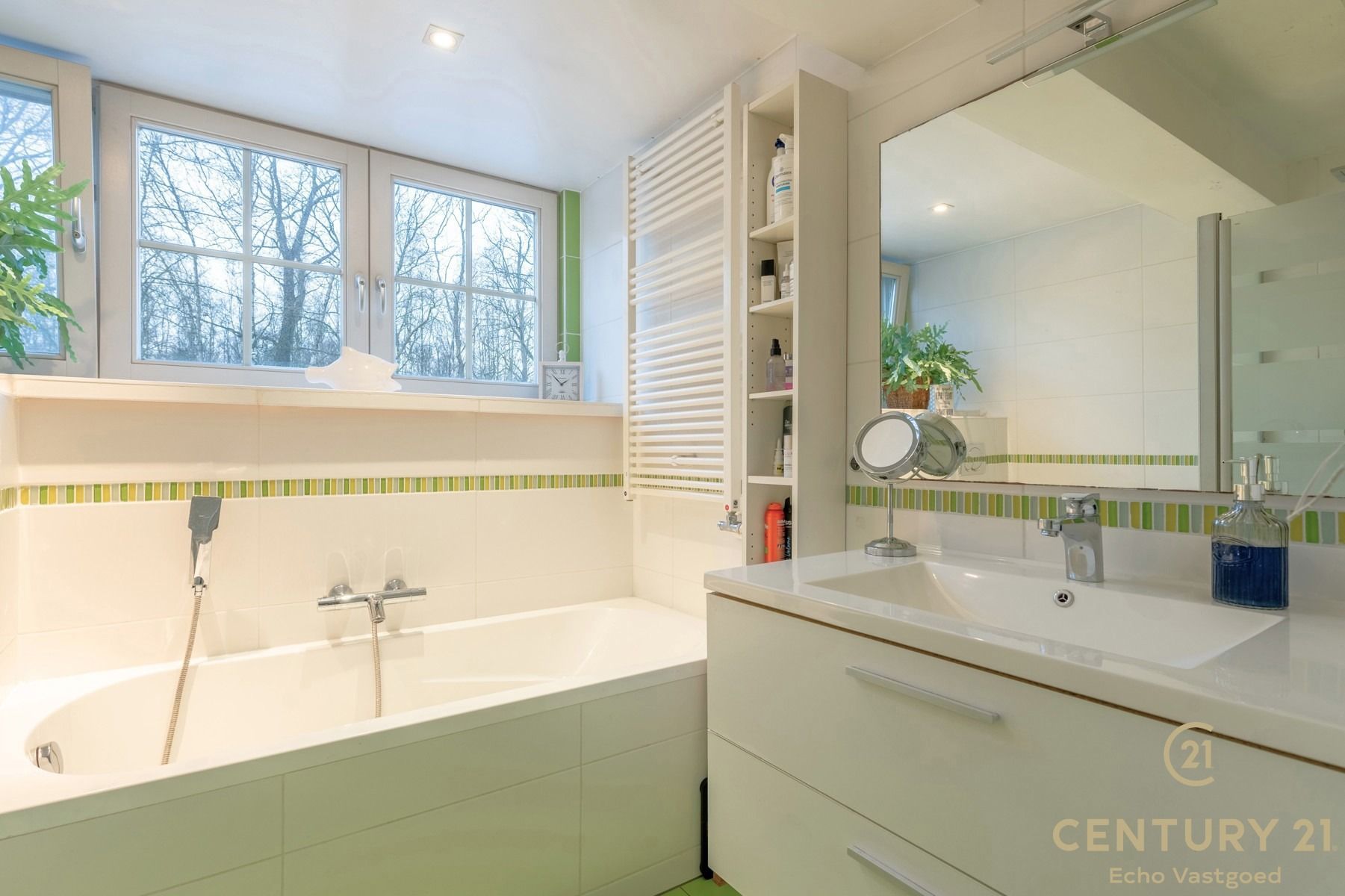 Villa met 5 slaapkamers, 3 badkamers en uniek groen uitzicht foto 27