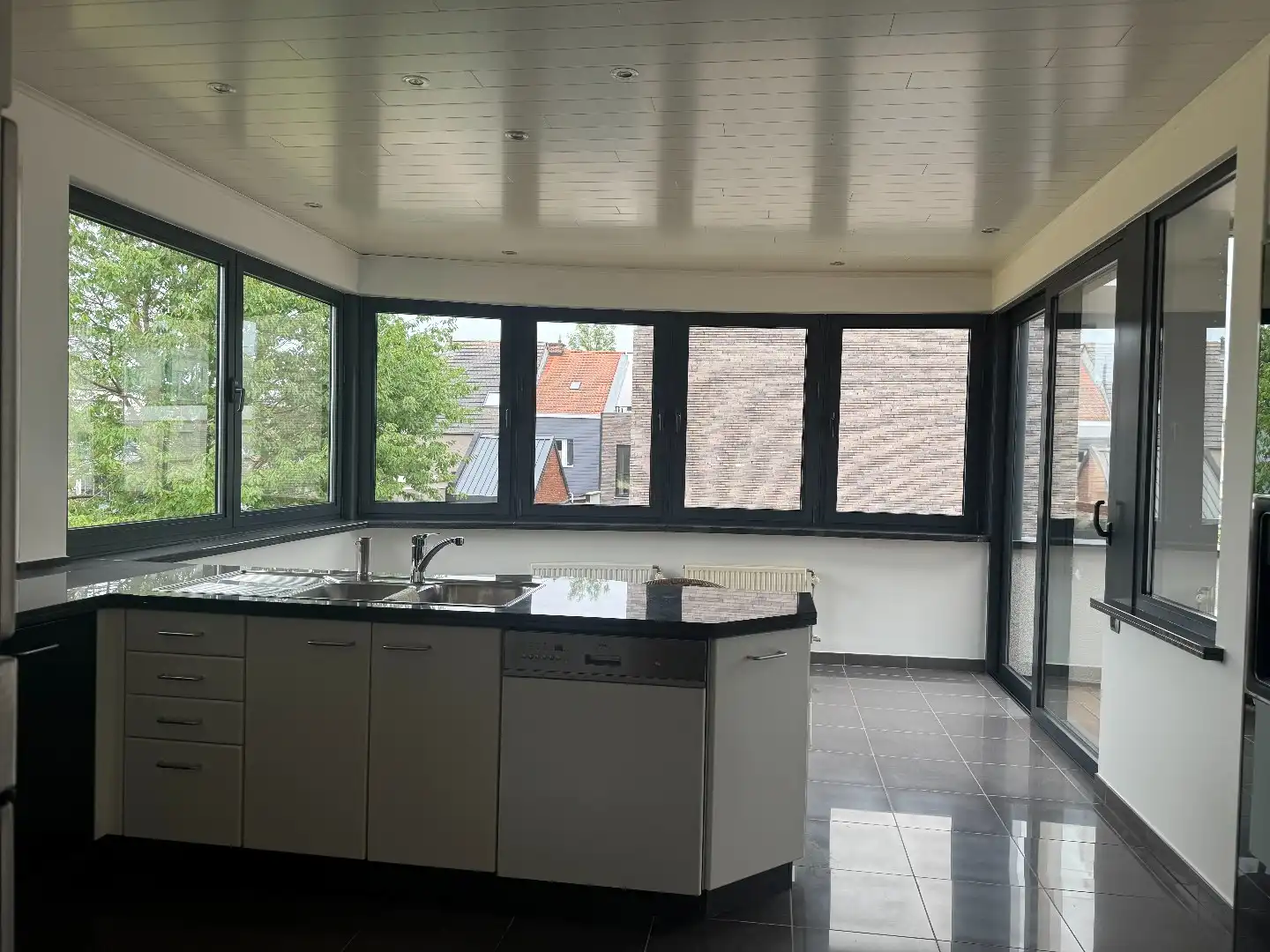 TE HUUR - Op zoek naar een ruim appartement in hartje Merchtem? Welkom Home! foto 4
