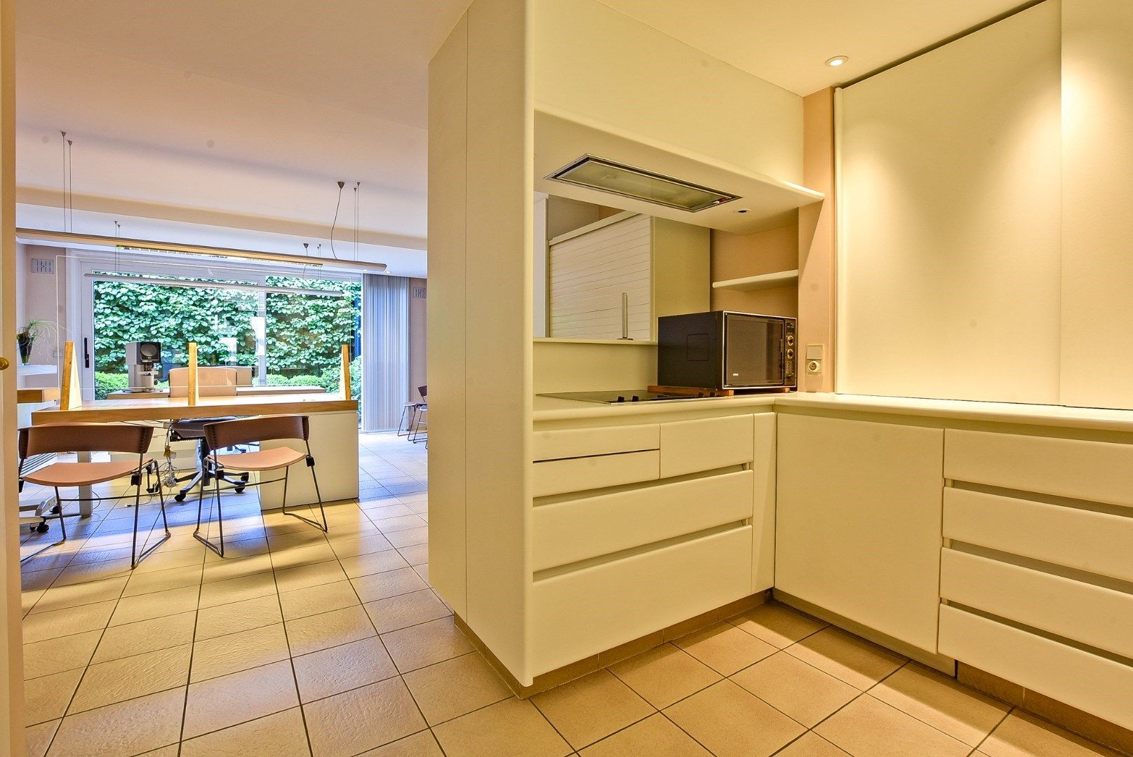 Ruim gelijkvloers appartement (127 m²) met tuin (30 m²) en 2 slaapkamers in hartje Nieuwpoort-stad foto 3