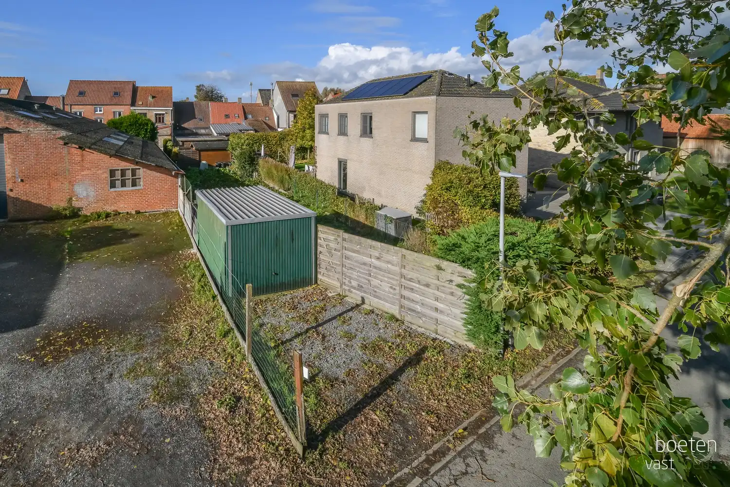 Alveringem: Interessante dorpswoning met redelijk comfort, 3 slaapkamers, tuin en uitweg met garage achteraan op 428m² grondopp. foto 22