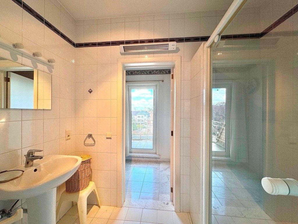 Residentieel erg ruim appartement met parkzicht en drie terrassen foto 20