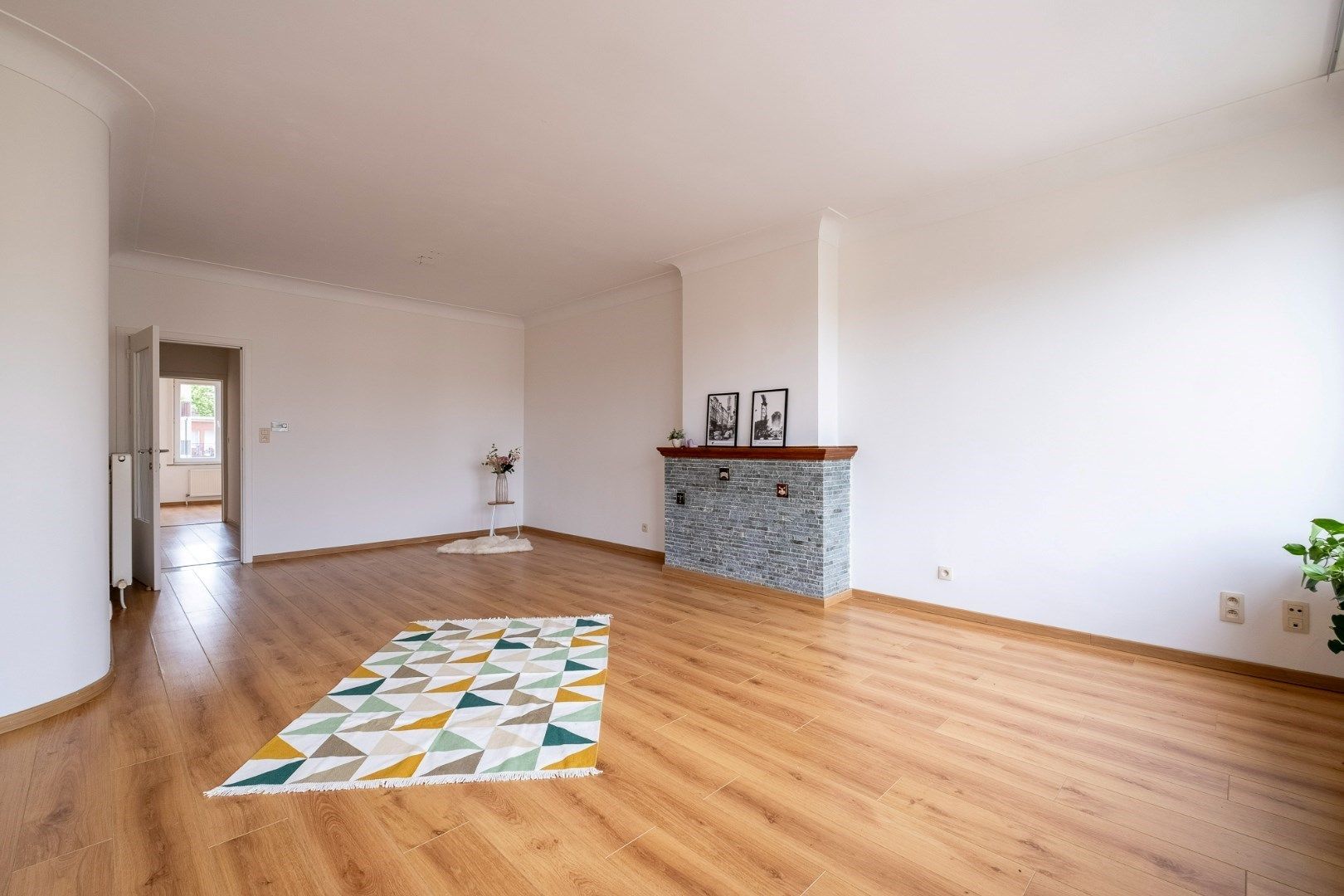Zonnig en ruim, volledig gerenoveerd appartement in een goede en rustige buurt.  foto 9