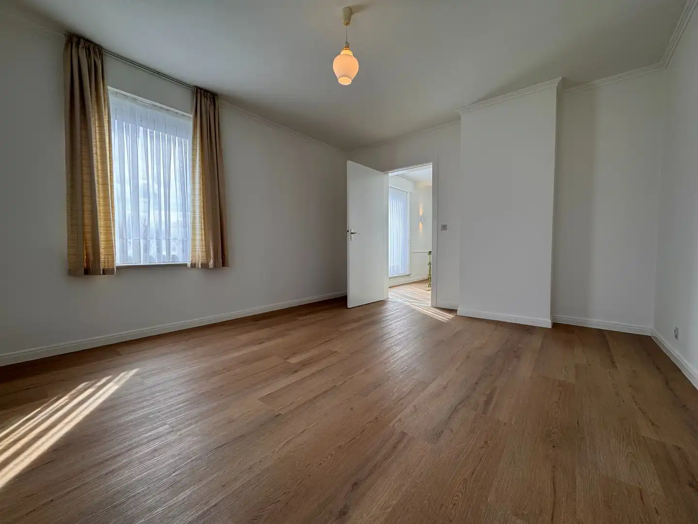 Ruime halfopen woning met 3 slaapkamers foto 11