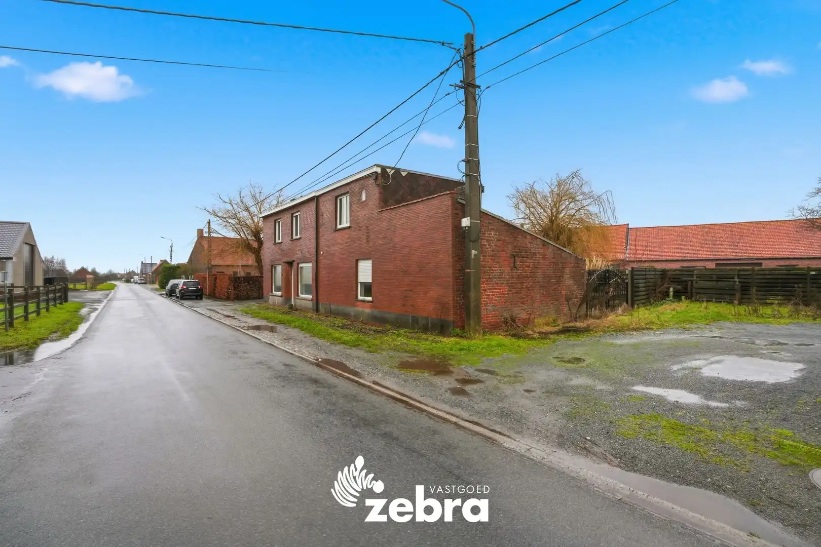 Te renoveren woning op een rustige ligging te Zwevezele! foto 2