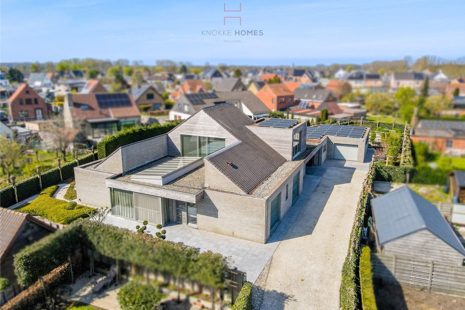 Bijzonder ruime en zeer rustig gelegen villa in Damme-Sijsele foto {{pictureIndex}}
