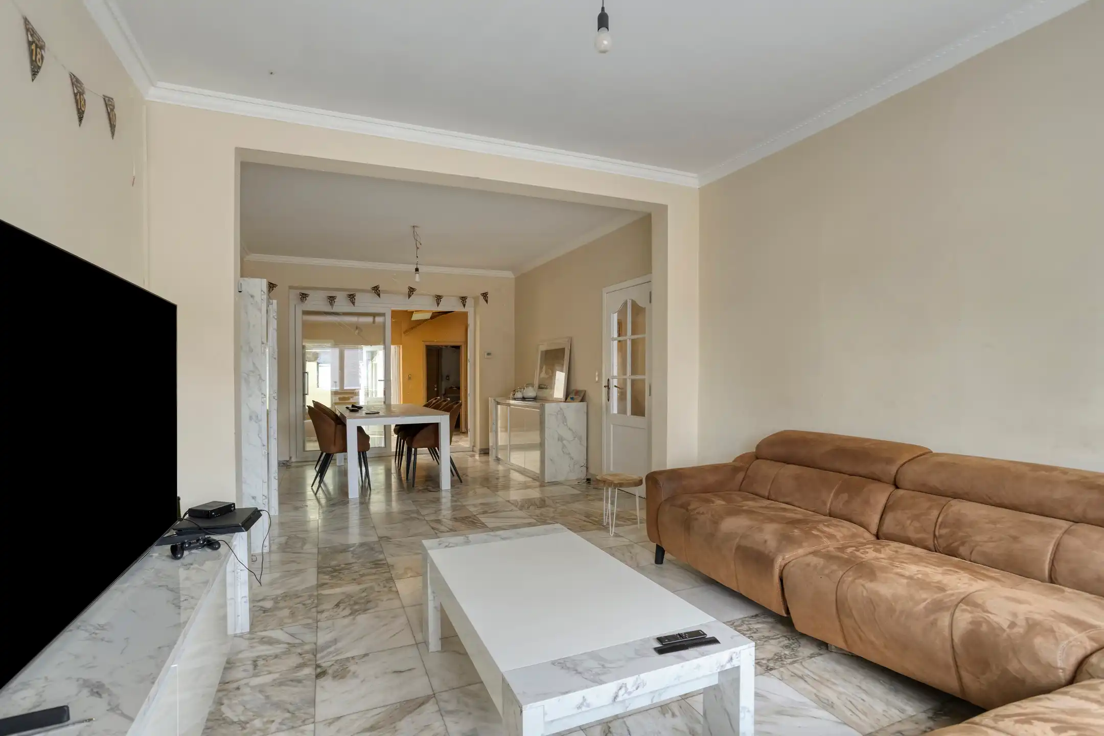 Ruime rijwoning met 4 slaapkamers en renovatiepotentieel foto 4