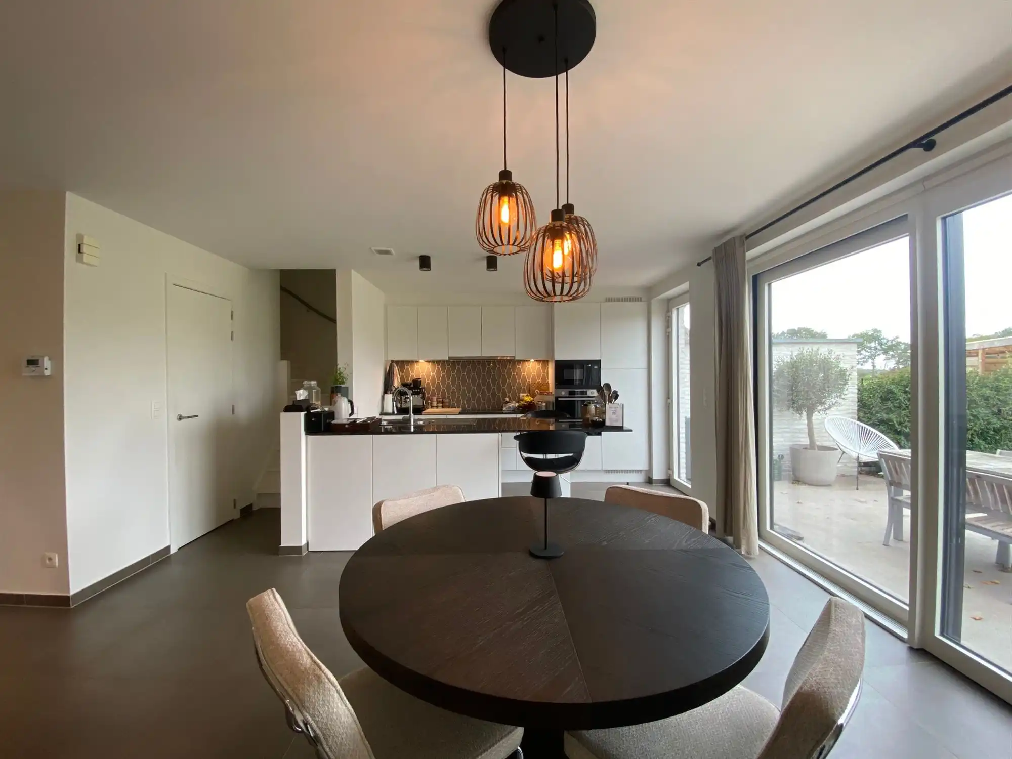 Mooi afgewerkte halfopen woning met 4 slaapkamers en inpandige garage foto 6