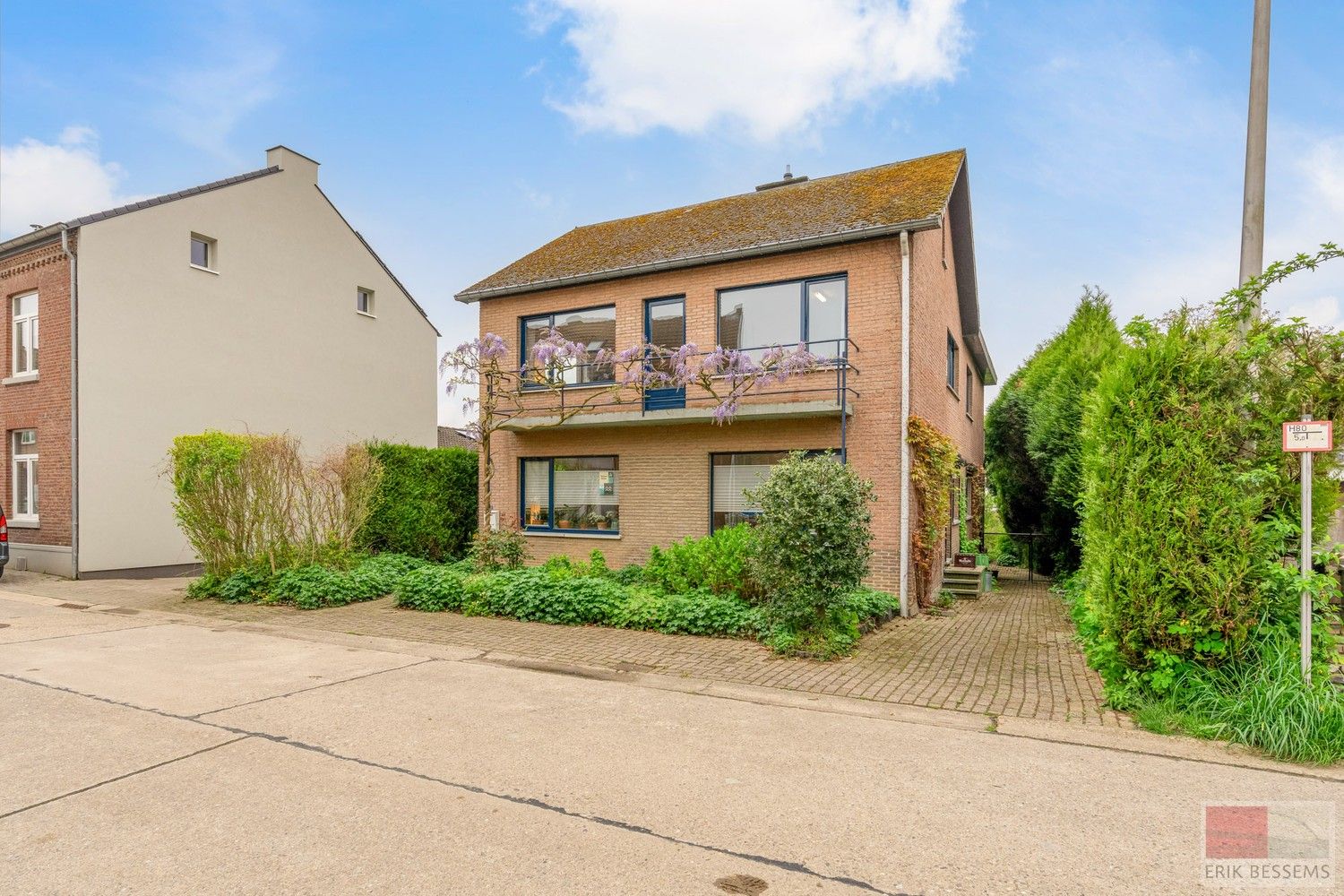 Karaktervolle woning uit 1980 bevindt zich op een perceel van maar liefst 1.399 m² en biedt een bewoonbare oppervlakte van 278 m² foto 1