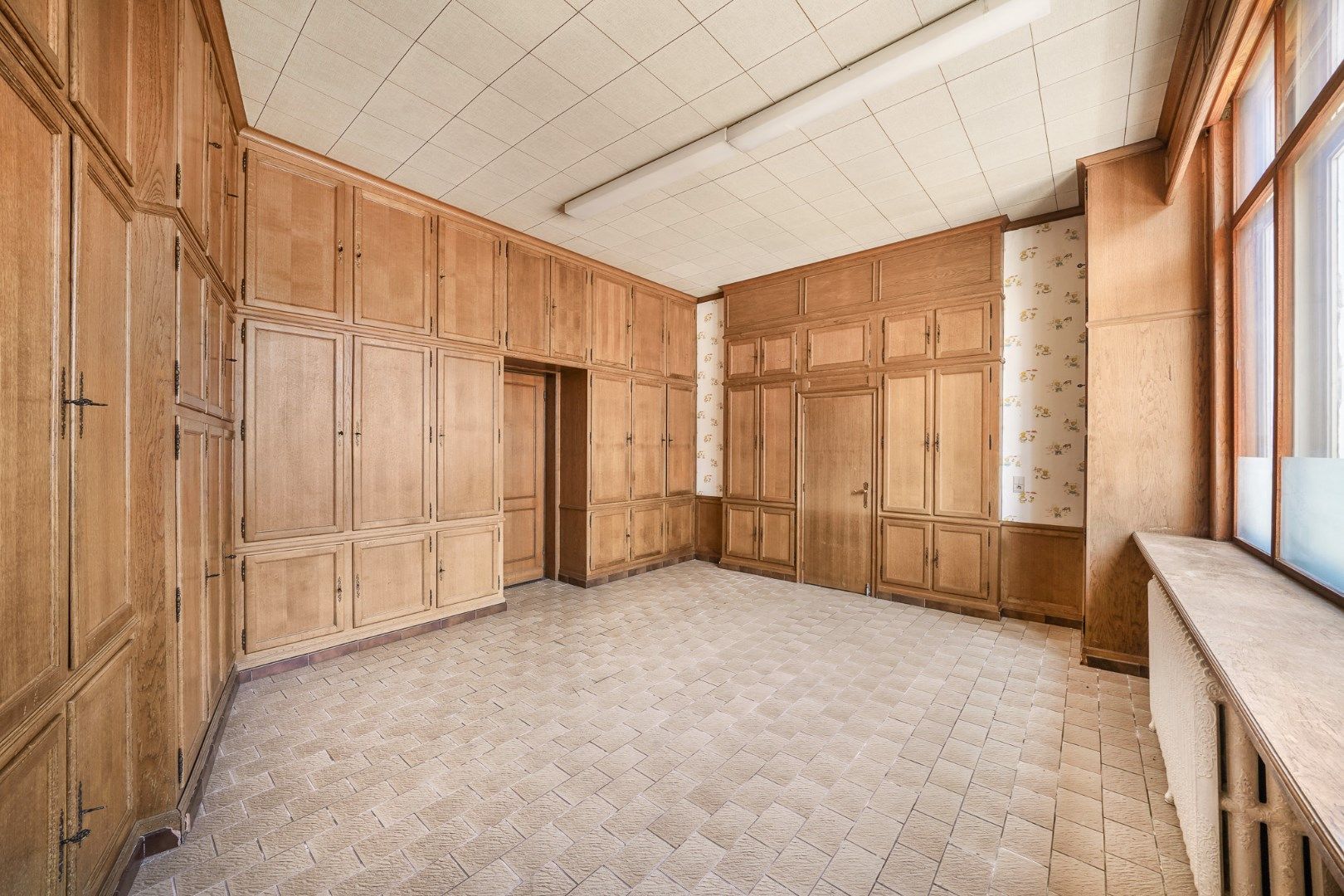 Herenhuis met conciërgewoning en garages in het centrum van Oudenburg foto 14