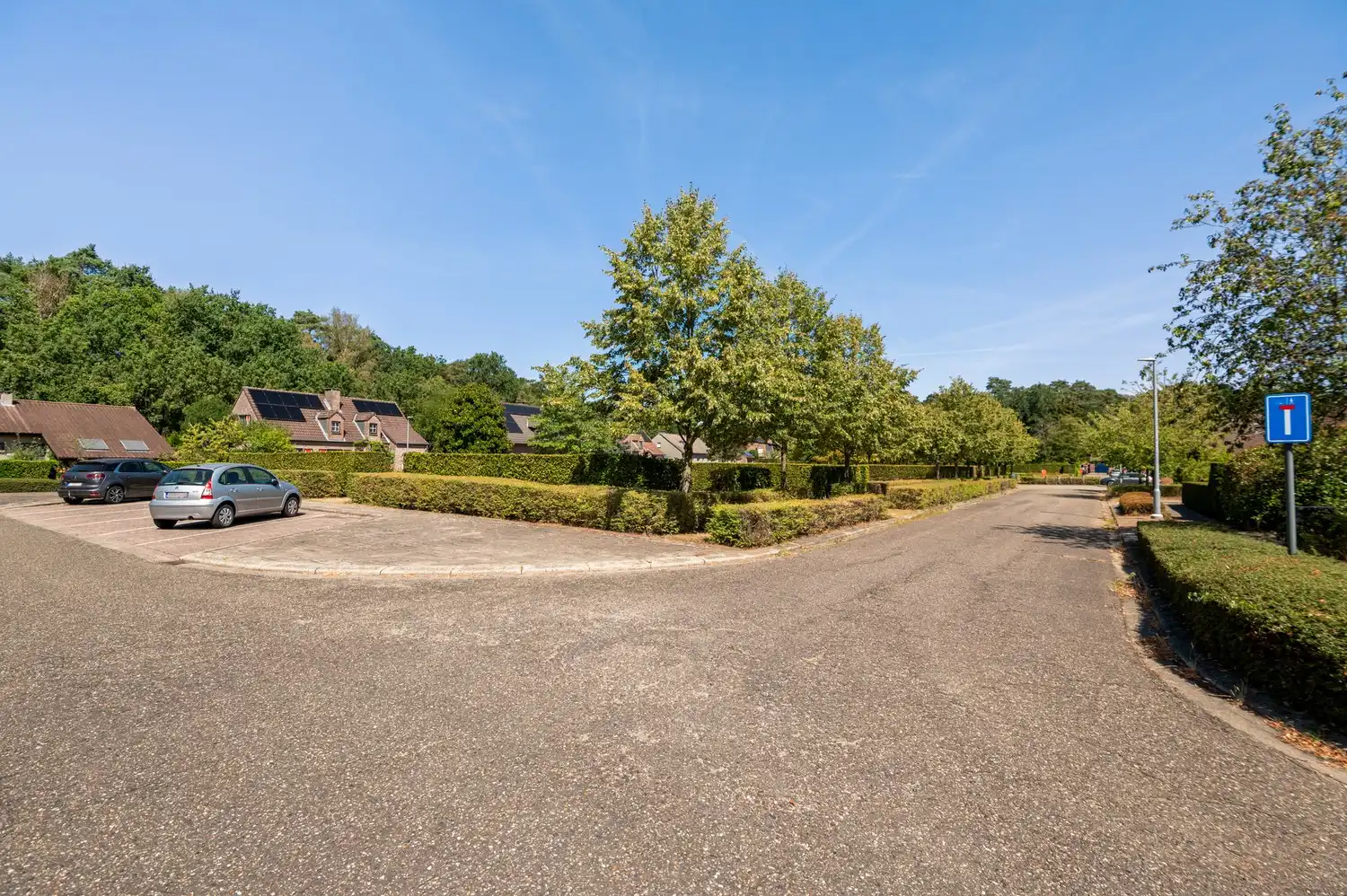 Ruime gezinswoning met 3 slaapkamers, veranda, garage en zonnige tuin foto 22