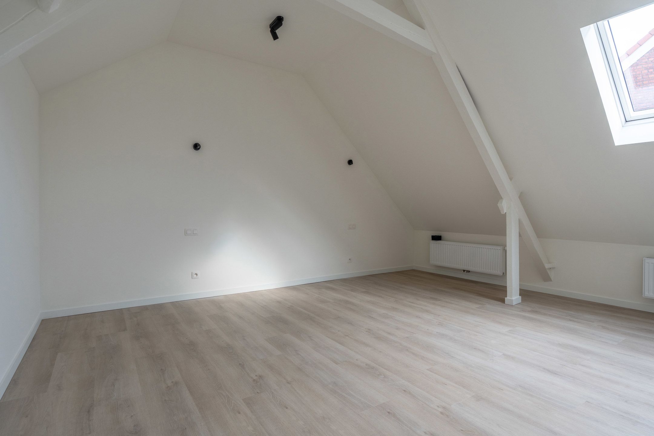 Gerenoveerde woning met 4 slaapkamers op 375m² te Arendonk. foto 29