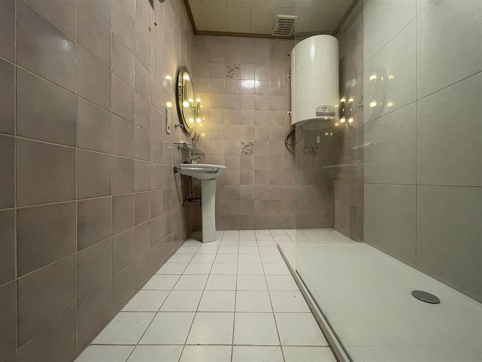 Ruim appartement met eigen inkom te huur in hartje centrum onmiddellijk beschikbaar foto 6