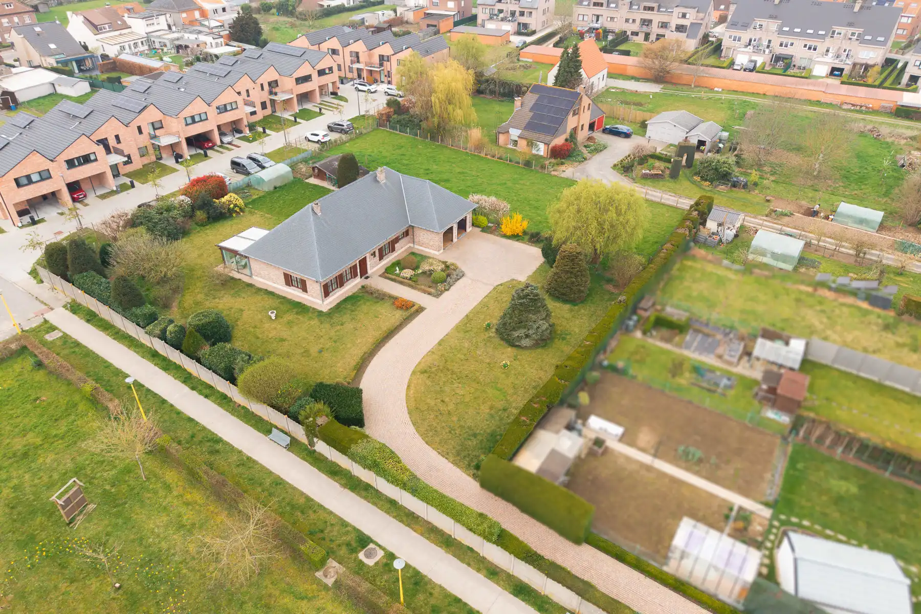 Prachtige instapklare laagbouwvilla op een zeer ruim perceel foto 3