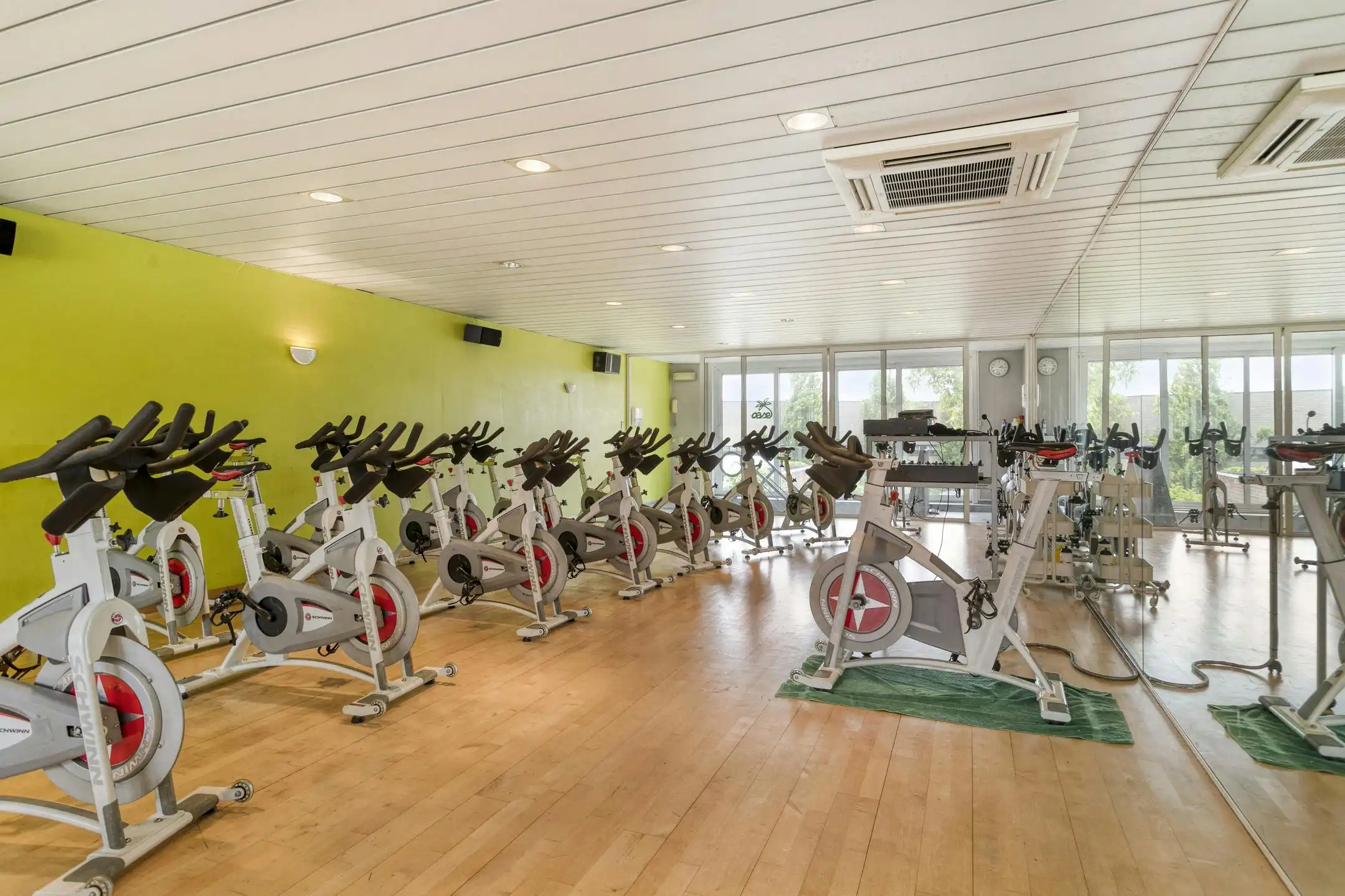 Sportcentrum met woning te koop in Roeselare foto 14