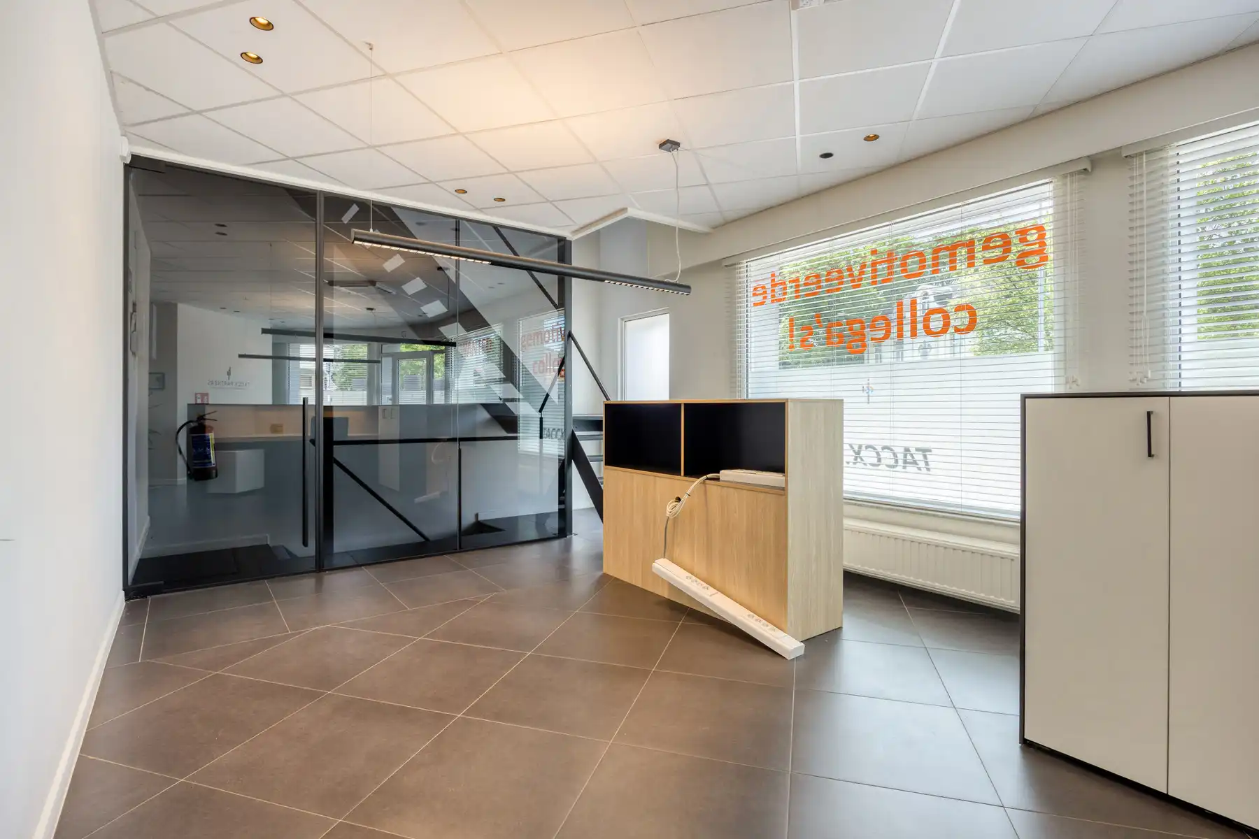 Commercieel gelegen kantoorruimte met moderne voorzieningen. foto 3