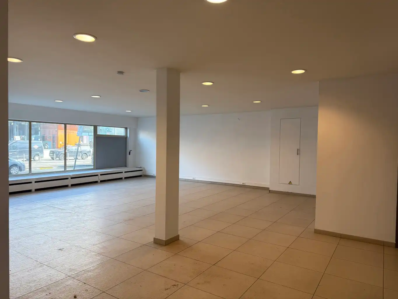 Handelsgelijkvloers met polyvalente ruimte, burelen & opslag foto 5