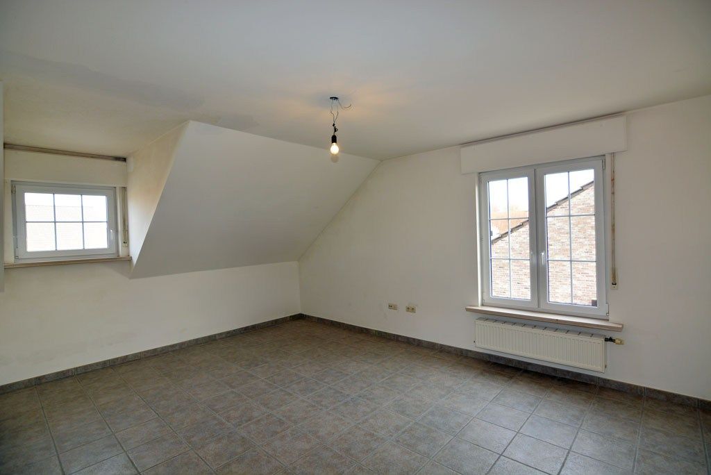 Vrijstaande woning met 4 slpks. en 2 bdks. op een perceel van 12a38ca. foto 29