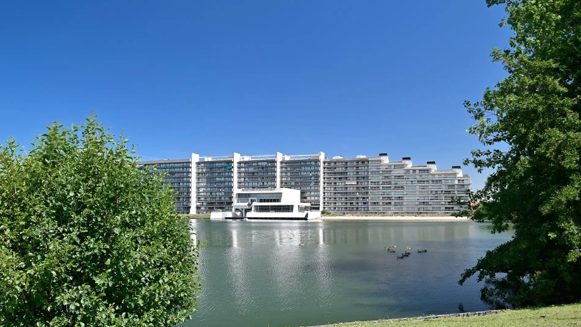 Instapklaar appartement met 3 slpks. en vrij uitzicht foto {{pictureIndex}}