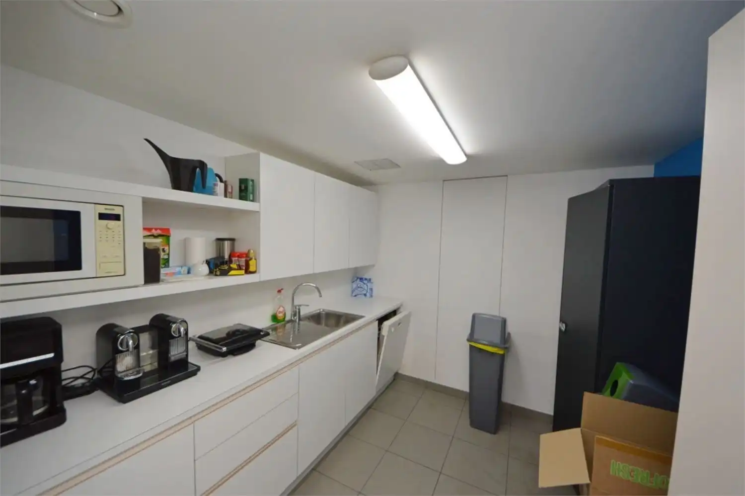 INSTAPKLAAR KANTOOR MET 6 PRIVE PARKEERPLAATSEN NABIJ E40 KAREELSTRAAT foto 18