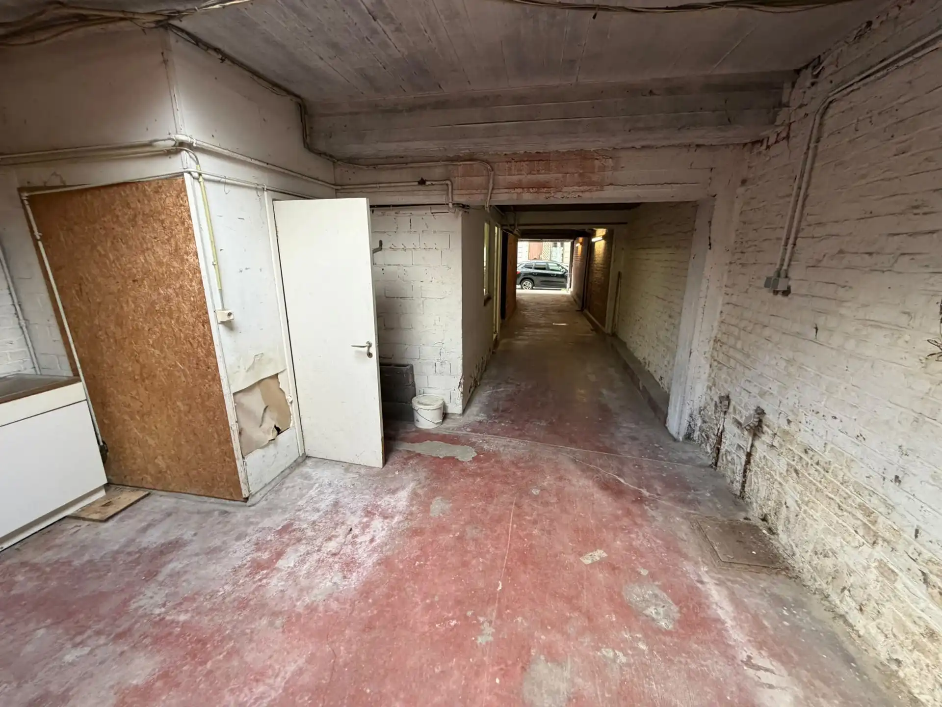 Dubbele bestemming: Parking / Opslagruimte van ±185m² foto 9