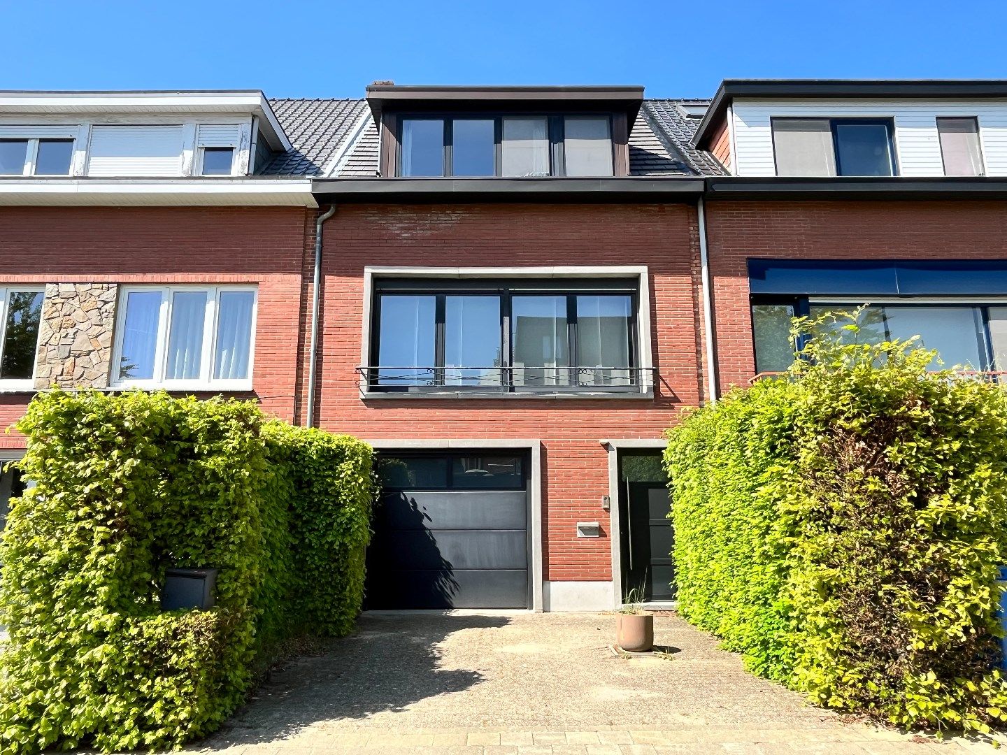 Zeer degelijke gezinswoning met tuin en garage foto {{pictureIndex}}
