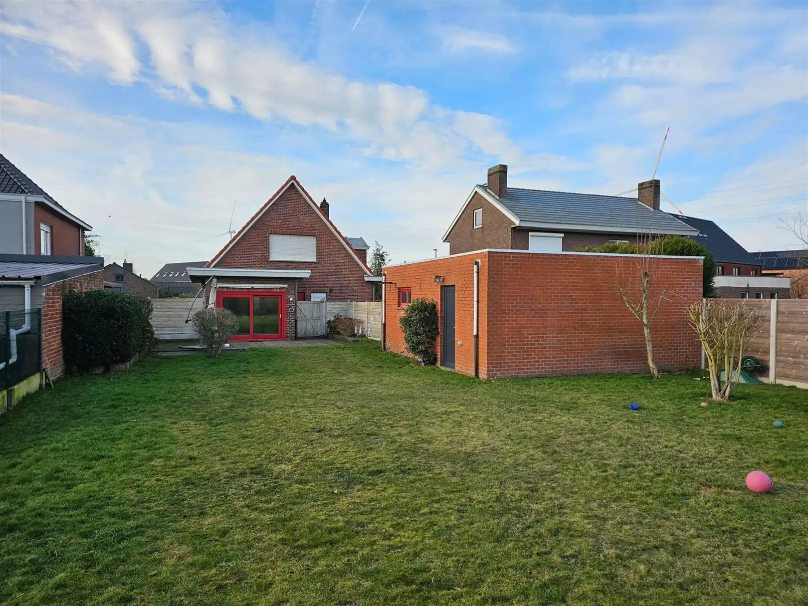 Rustig gelegen open bebouwing met 3 slaapkamers en bureau op een perceel van 920 m². foto 12