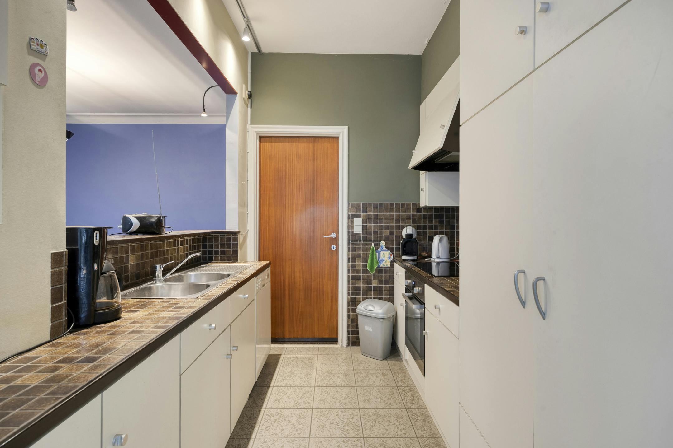 Ruim huis te koop Merksem met garage en zonnige tuin foto 5