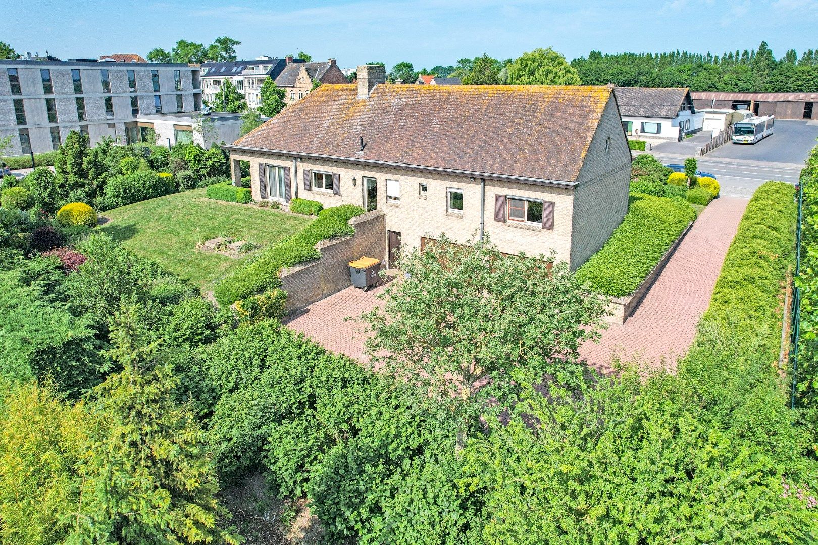 Ruime alleenstaande woning met grote tuin nabij centrum Diksmuide op 1681 m². foto 3