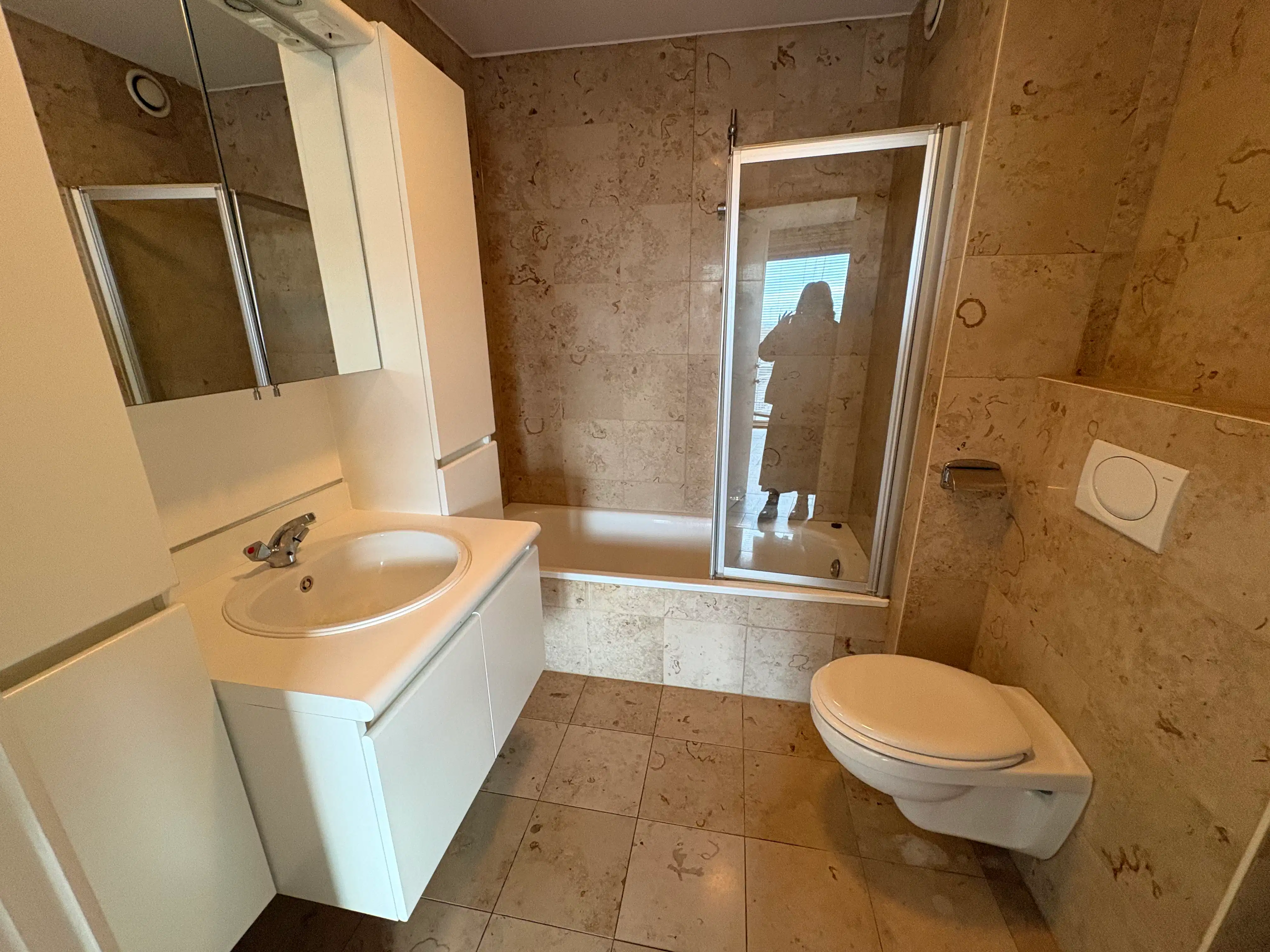 Heel ruim appartement met drie slaapkamers en twee terrassen te Zeebrugge. Mooi uitzicht op de Haven. foto 9