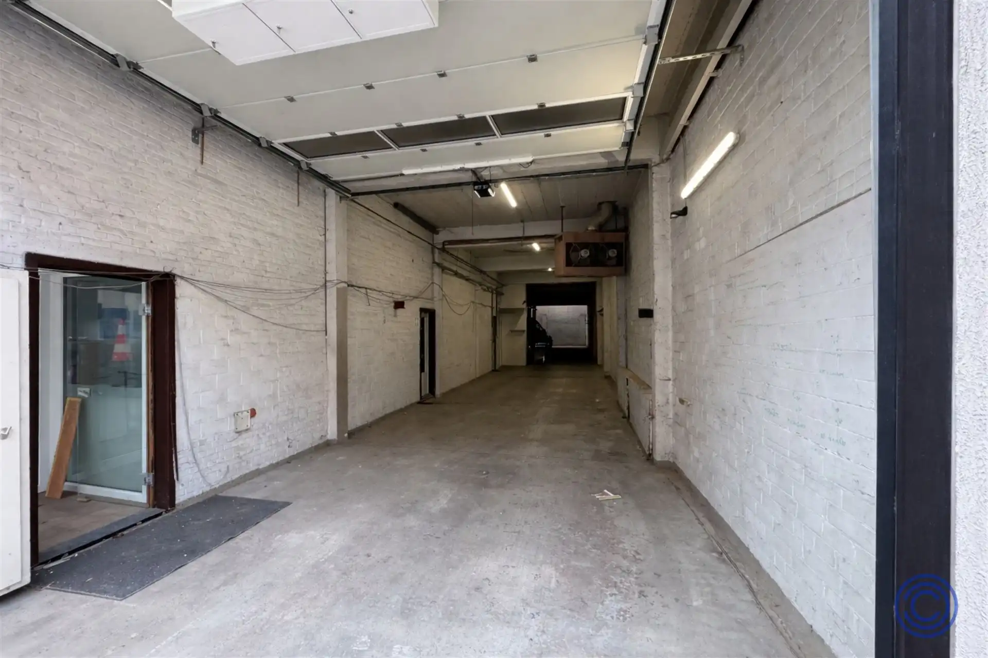 Magazijn met kantoorruimte te huur op toplocatie – perfect voor efficiënte bedrijfsactiviteiten. foto 2