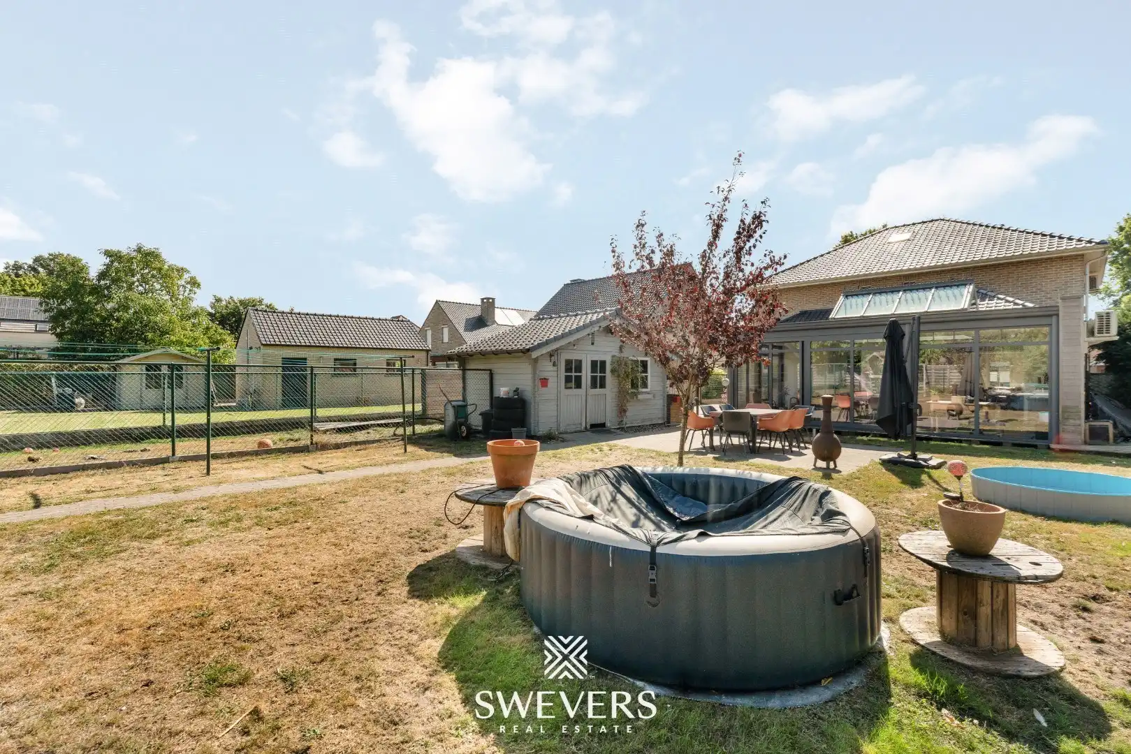 Ruime open bebouwing met nieuwe keuken en veranda foto 31