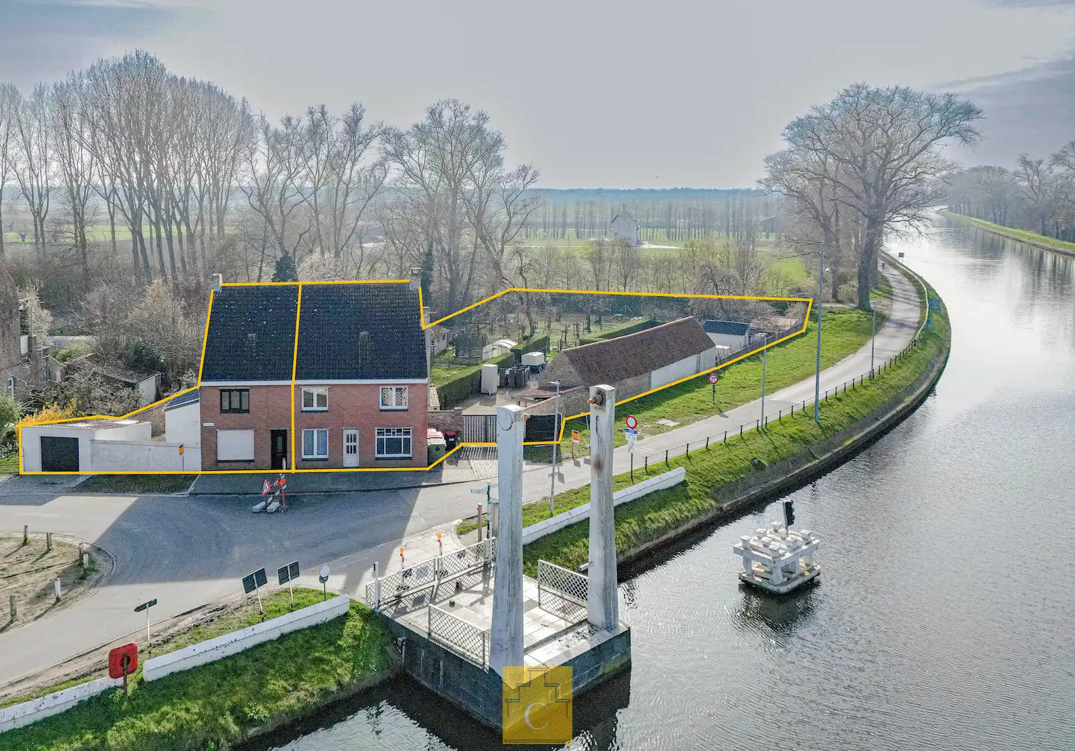 Hoofdfoto van de publicatie: Uniek geheel van TWEE WONINGEN met bijgebouw, idyllisch gelegen aan de vaart